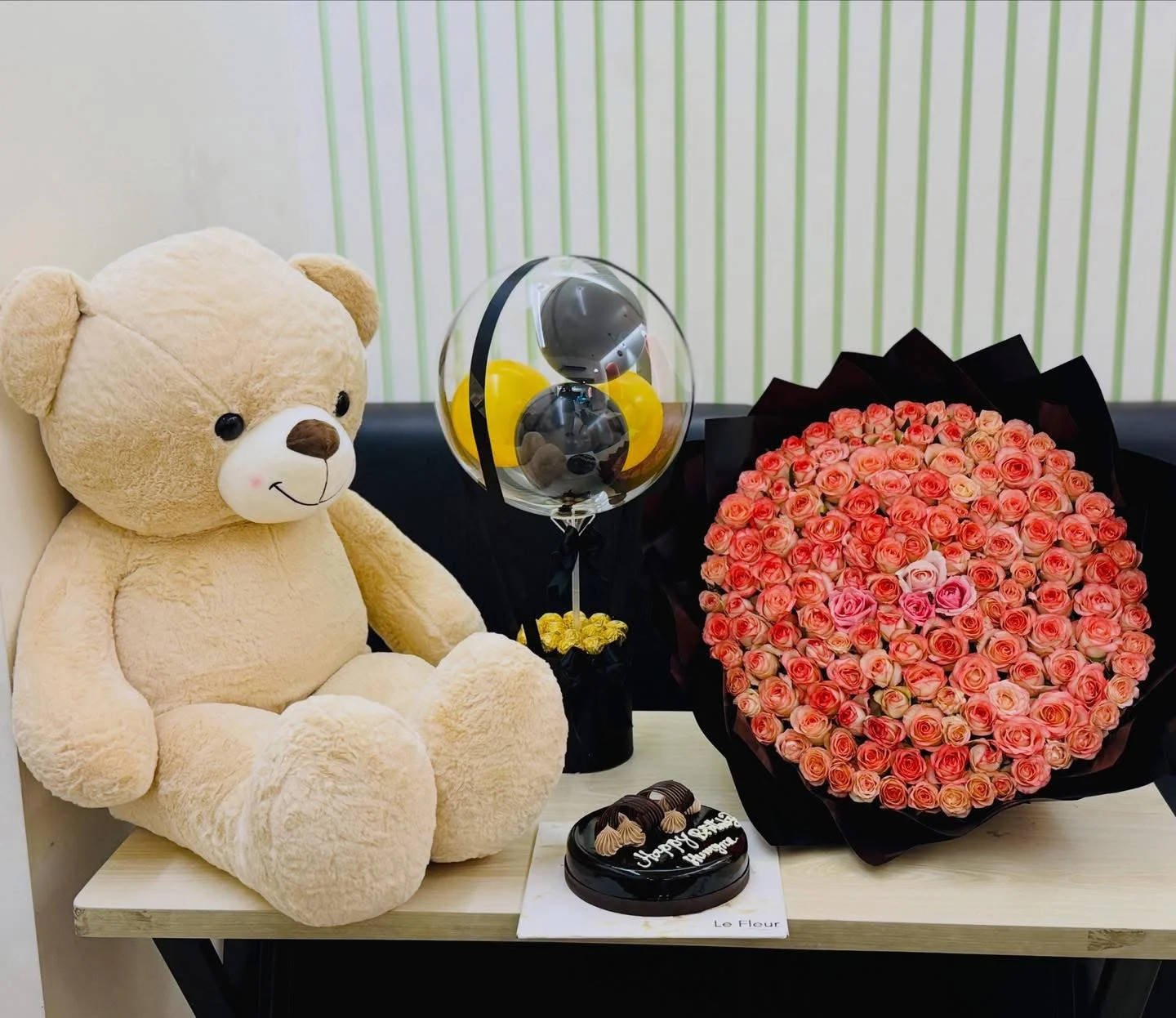 Grand Teddy, Rose, Cake & Balloon Luxury Gift Set Grand Teddy, Rose, Cake & Balloon Luxury Gift Set