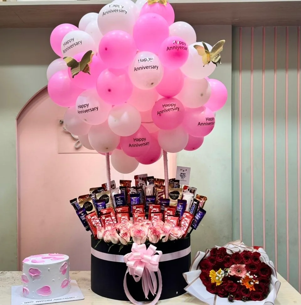 915c0557-1aec-4718-85f5-39006b1dc0f7 Anniversary Balloon Decor with Flower Bouquet & Cake - Image 1
