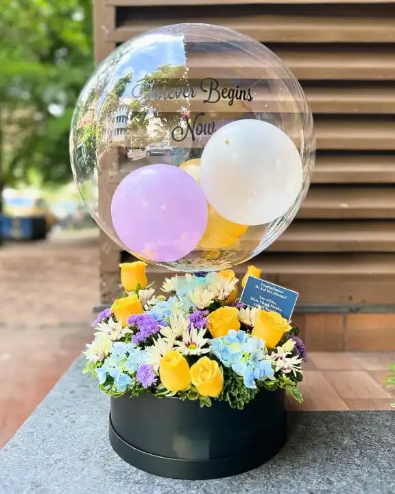 Custom-Balloon-Fresh-Flower-Arrangement.webp Custom Balloon & Fresh Flower Arrangement - Image 1