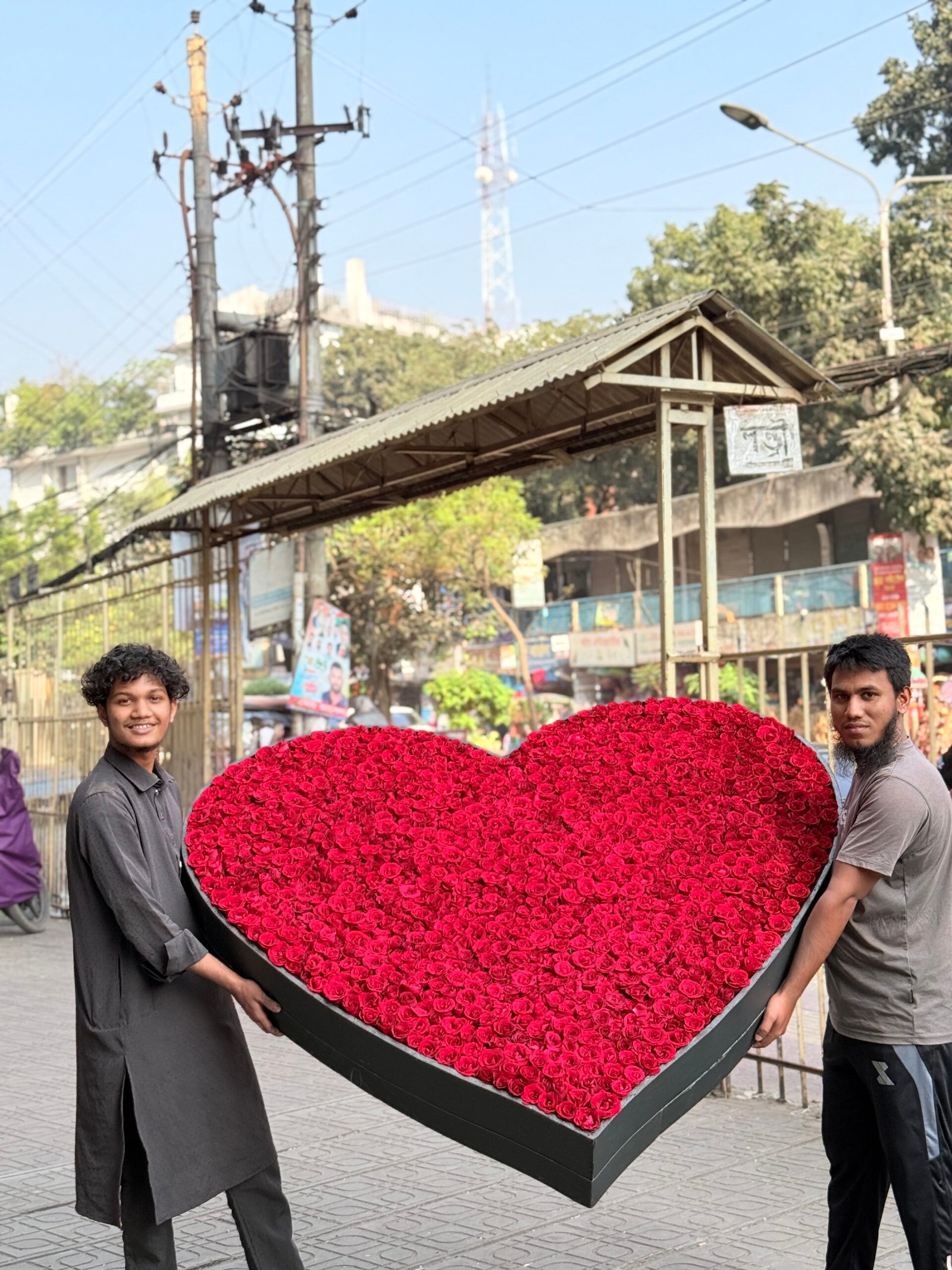 Heart That Holds Forever – 1500 Red Roses Heart That Holds Forever – 1500 Red Roses