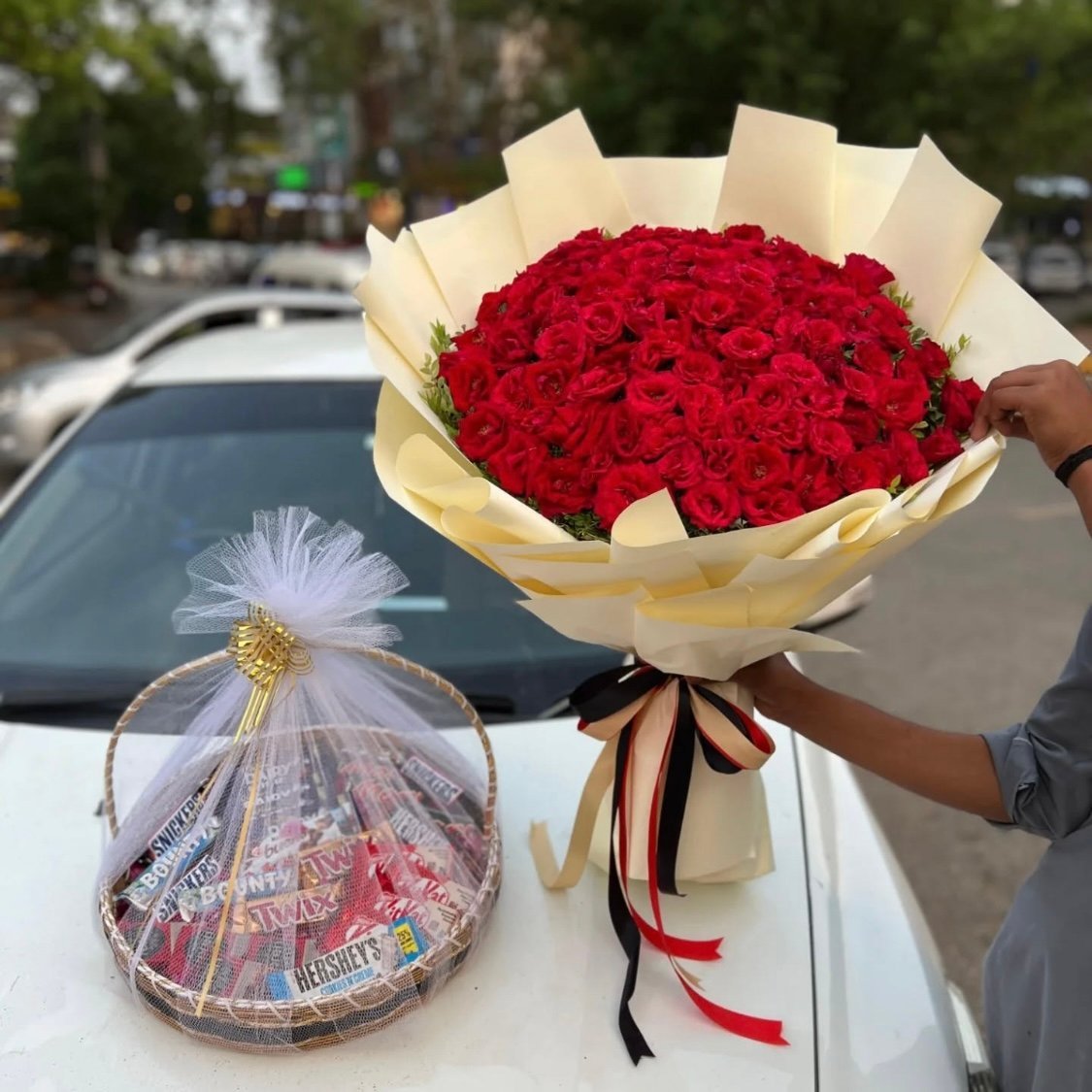 IMG_1758.jpeg 60pcs Rose Bouquet with Snakcs Hamper - Image 1