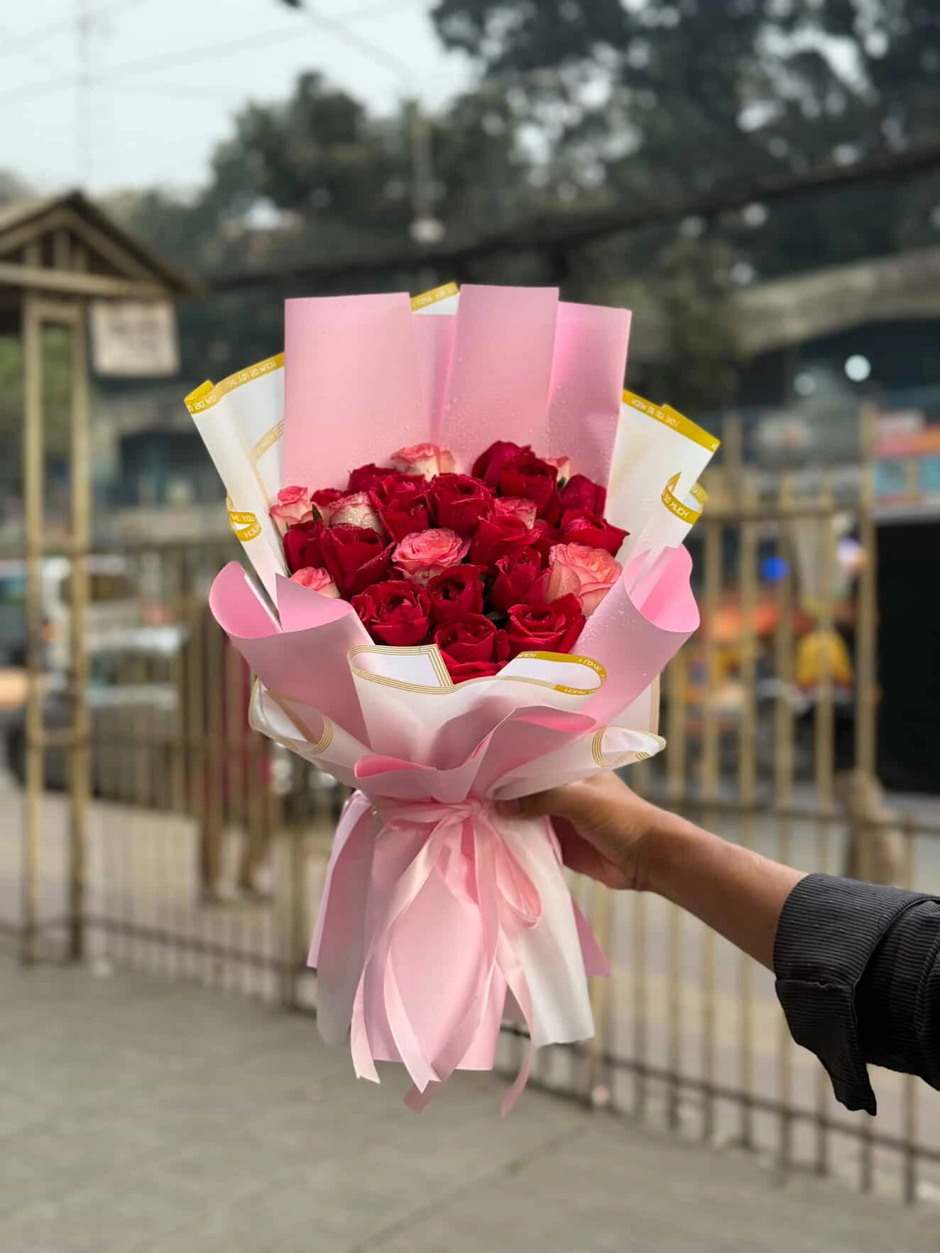 Red-and-Pink-Rose-bouquet.webp Red & Pink Rose Bouquet - Image 1